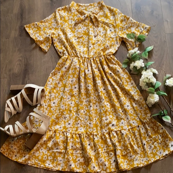Dresses & Skirts - Yellow floral dress!